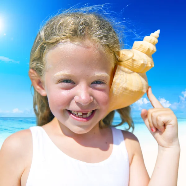 Niña divirtiéndose en la playa —  Fotos de Stock