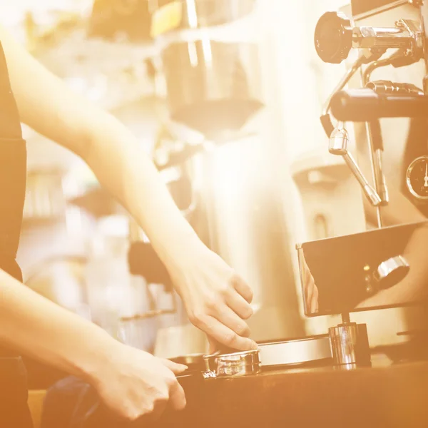 Barista haciendo café — Foto de Stock