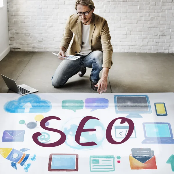 Zakenman werken met seo — Stockfoto