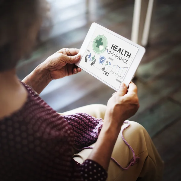 Seniorin mit digitalem Gerät — Stockfoto