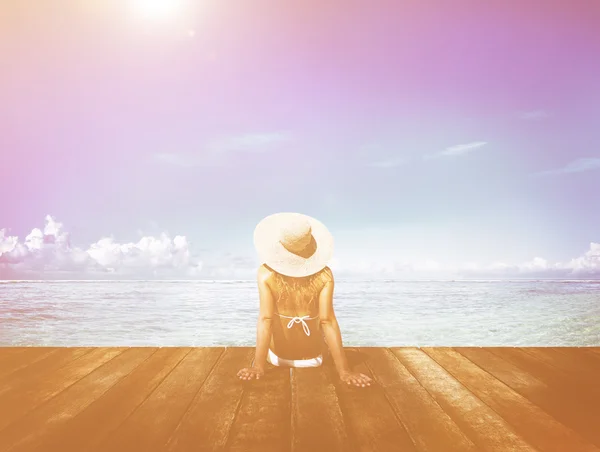 Mujer Relajándose en la playa —  Fotos de Stock