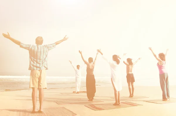 Personas haciendo ejercicio de yoga — Foto de Stock