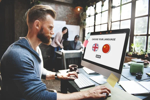 Mann arbeitet mit Computer — Stockfoto