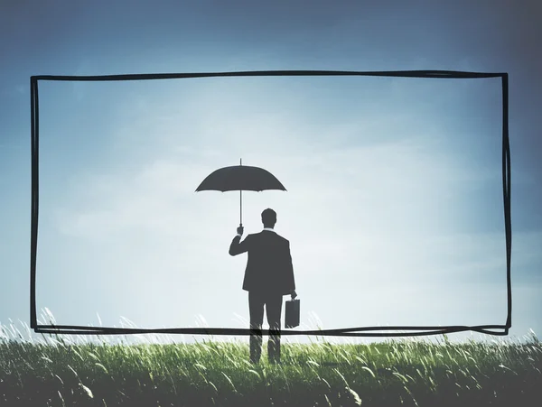 Homem de pé com guarda-chuva — Fotografia de Stock