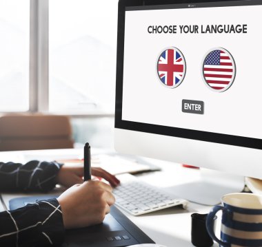 çalışan kişi bilgisayar ile