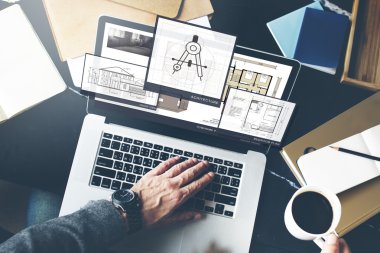 Dizüstü bilgisayarlı erkek eller