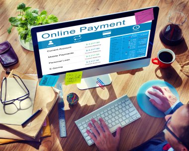 Office bilgisayarda çalışan adam