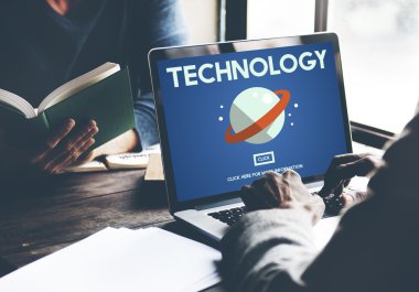 İşadamı dizüstü bilgisayarla çalışıyor