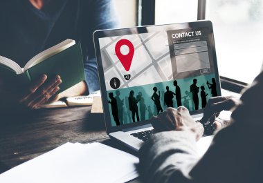 İşadamı dizüstü bilgisayarla çalışıyor