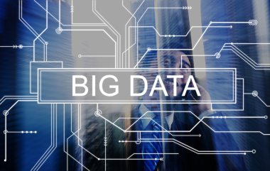 İş adamı telefonda konuşuyor.