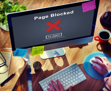 Bilgisayar kullanan adam 