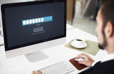 Bilgisayarda çalışan iş adamı