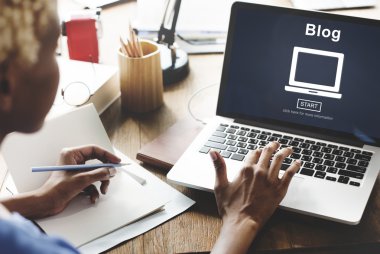 blog ile dizüstü bilgisayar üzerinde çalışan kadın