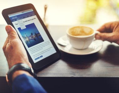 İş adam üst düzey kullanarak aygıt 