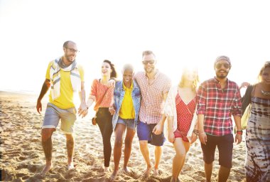 Arkadaş grubu var eğlenceli plaj