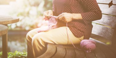 iğne işi ile üst düzey kadın