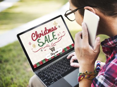 Dijital cihazlar kullanan adam