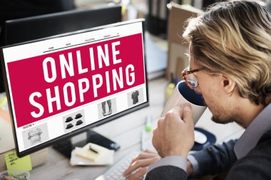 Ofiste bilgisayarla çalışan iş adamı