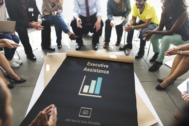 insanlar üzerinde poster ile yönetici yardım