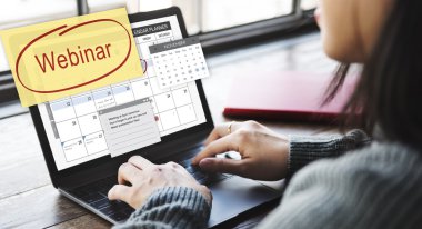 webinar ile laptop yazarak kadın