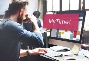 bilgisayarda çalışan adam