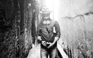 Yazar, gazeteci yürüyüş 