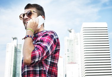 Genç adam Smartphone üzerinde konuşmaya açık havada 