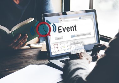 laptop ile çalışan kişi