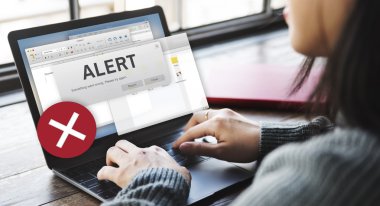 Uyarı ile laptop yazarak kadın