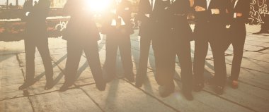 İş takım siyah elbiseli