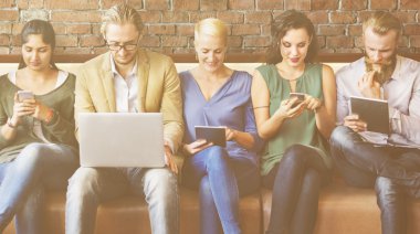 insanlar cihazlar ile oturmak 