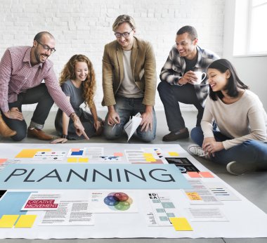 Poster ile çalışma ve planlama tasarımcıları