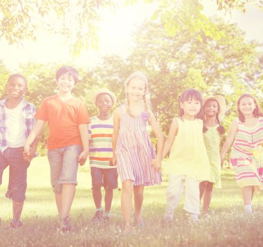 çok etnik çocuklar açık havada