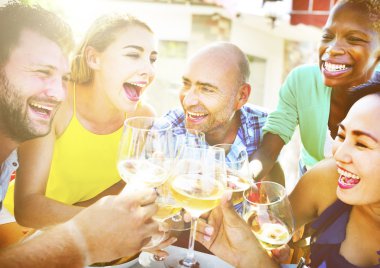 güzel arkadaşlarını dışarı asılı