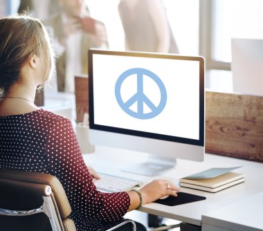 işkadını üstünde bilgisayar barış ile çalışma