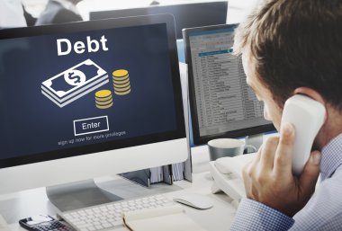 borç ile bilgisayarda çalışan iş adamı