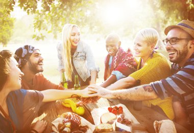 Arkadaşlar Out parti üzerinde asılı 