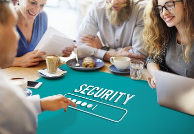 insan güvenliği hakkında tartışıyor