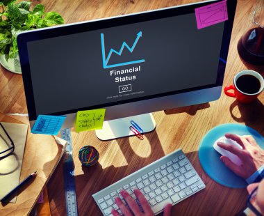 Bilgisayar kullanan adam