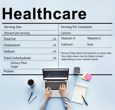 Sağlık masa üstünde laptop