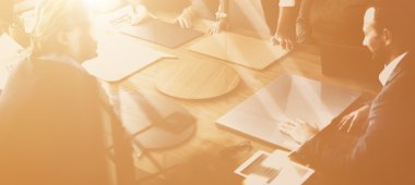 Ofiste çalışan iş adamları