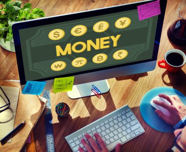 Office bilgisayarda çalışan adam