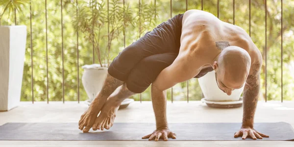 Hombre activo practicando yoga — Foto de Stock