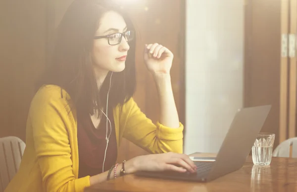 Portret van vrouw met laptop — Stockfoto