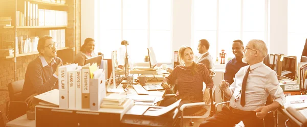 Empresários que trabalham no escritório — Fotografia de Stock