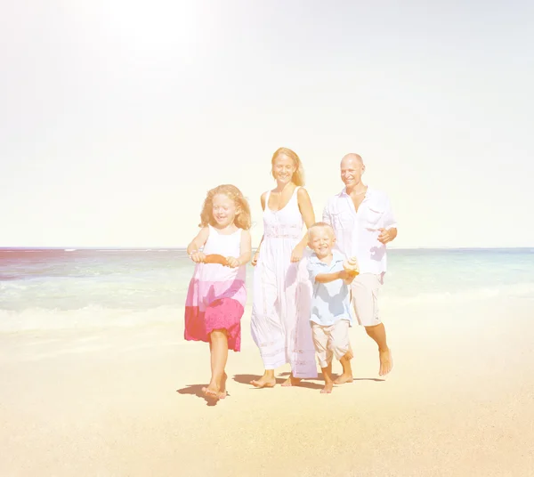 Сім'я з дітьми на пляжі — стокове фото