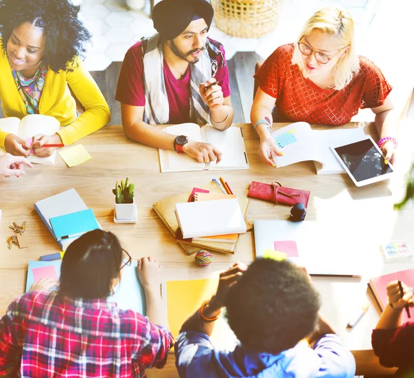 Estudiantes aprendiendo juntos — Foto de Stock