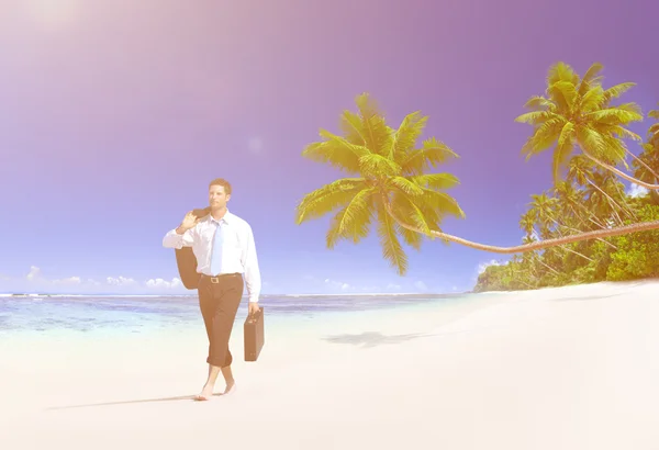 Businessman walking on beach — Stock Photo, Image