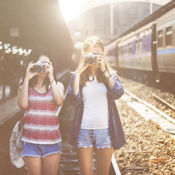 Chicas haciendo fotos — Foto de Stock