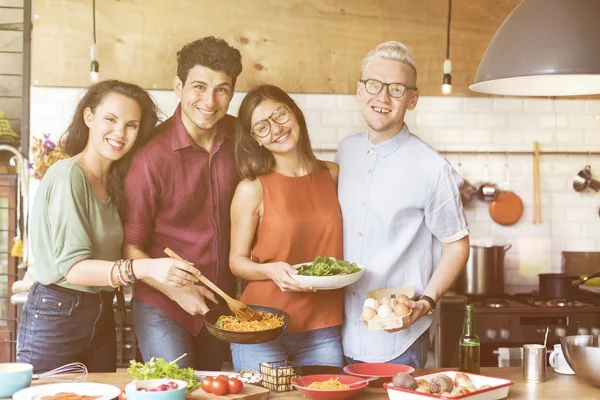 Amigos a passar tempo juntos, a jantar — Fotografia de Stock